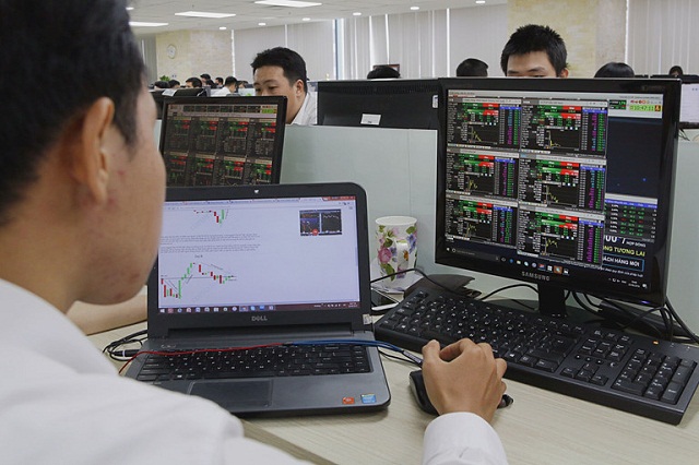 Chứng khoán lao dốc, nhà đầu tư trái phiếu doanh nghiệp cũng lo
