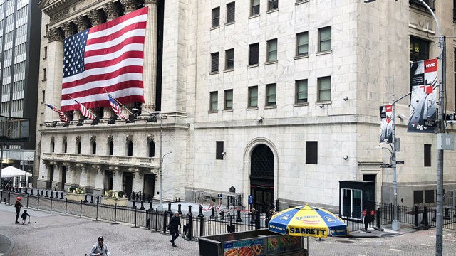 Mỹ công bố chi tiết gói hỗ trợ kinh tế, Dow Jones tăng hơn 1.000 điểm
