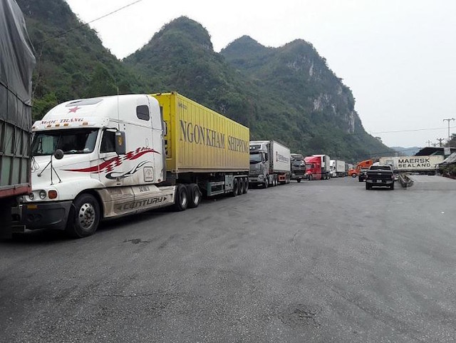 Năng lực thông quan hạn chế nhưng xe hàng vẫn ùn ùn kéo lên biên giới