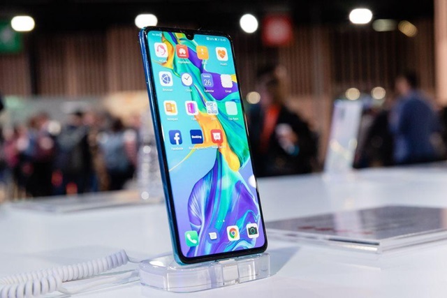 Doanh số điện thoại thông minh toàn cầu giảm kỷ lục trong tháng 2