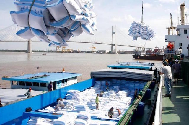 Cấm xuất gạo hay để tận dụng sóng tăng giá?