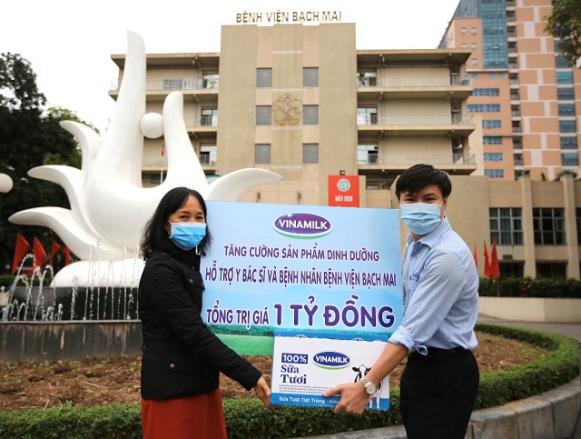 Vinamilk hỗ trợ sản phẩm dinh dưỡng trị giá 1 tỷ đồng cho bệnh viện Bạch Mai