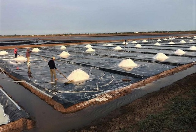 Bảo đảm an toàn lao động để diêm dân gắn bó với nghề truyền thống
