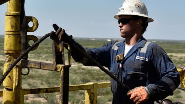 OPEC+ cắt giảm sản lượng 10 triệu thùng/ngày, giá dầu vẫn sụt gần 10%