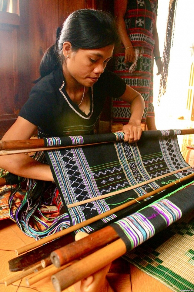 Nam Giang: Đưa dệt thổ cẩm vươn ra thị trường quốc tế