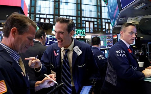 Phố Wall khởi sắc, Dow Jones trở lại mốc 24.000 điểm