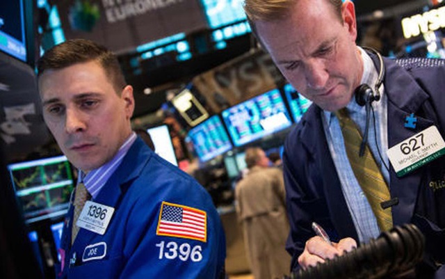 Cổ phiếu hàng không bị bán tháo mạnh, Dow Jones có lúc rớt gần 400 điểm