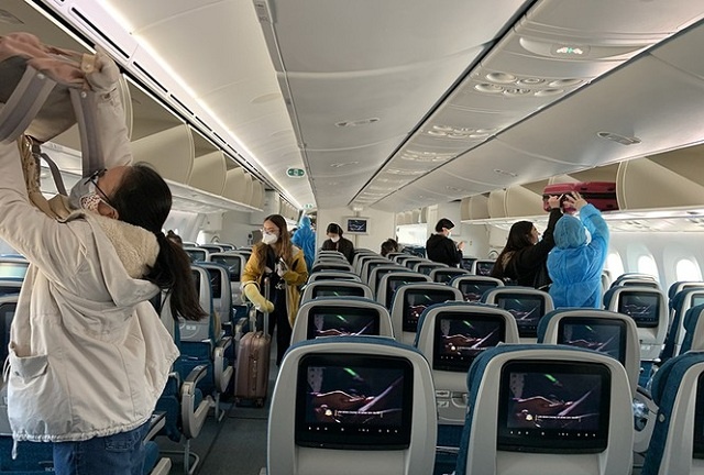 dong-cong-dan-nuoc-ngoai-ve-nu-7681-3094