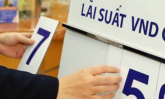 Lãi suất cho vay giảm, tiết kiệm tăng