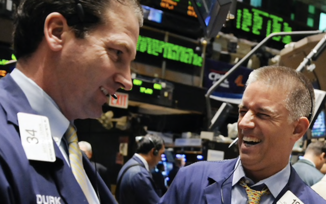 Dow Jones bứt phá gần 500 điểm