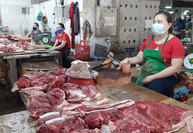 Thiếu hụt nguồn cung nên giá thịt lợn chỉ rẻ... trên 'ti vi'