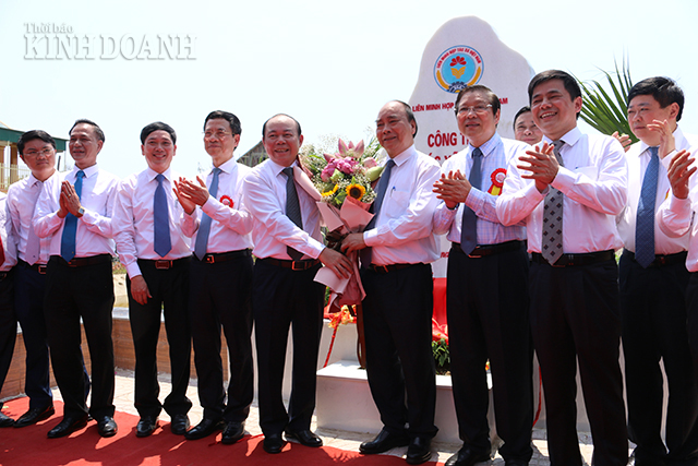 Thủ tướng Nguyễn Xuân Phúc cắt băng khánh thành công trình 
