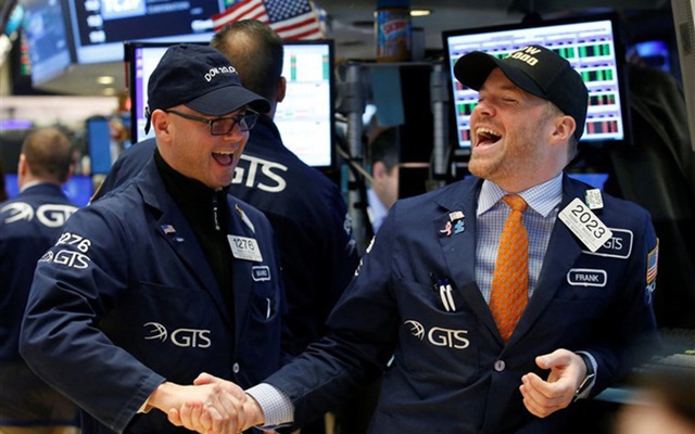 Dow Jones bứt phá hơn 900 điểm