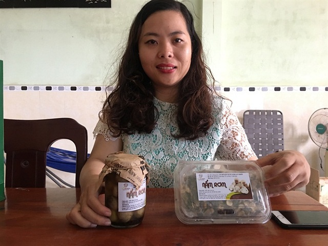 Người đàn bà đam mê trồng nấm trong nhà kín