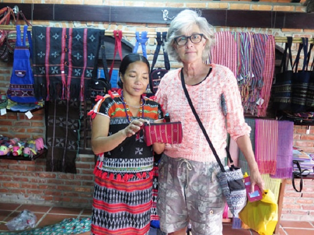Người giữ 'hồn' thổ cẩm cho buôn làng Cơ Tu