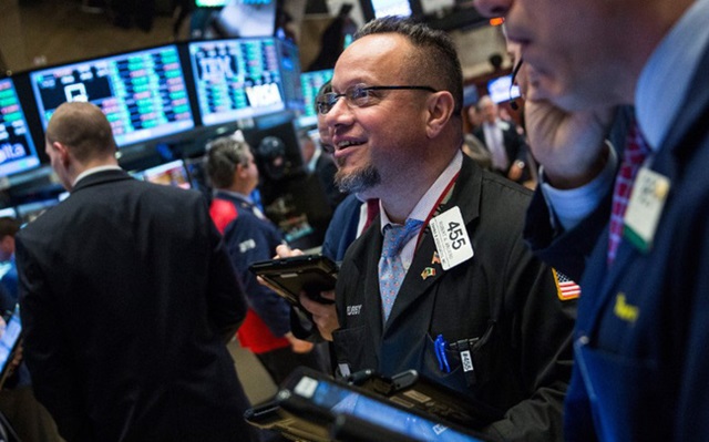 Toàn bộ các bang ở Mỹ mở cửa trở lại, Dow Jones bứt phá hơn 500 điểm