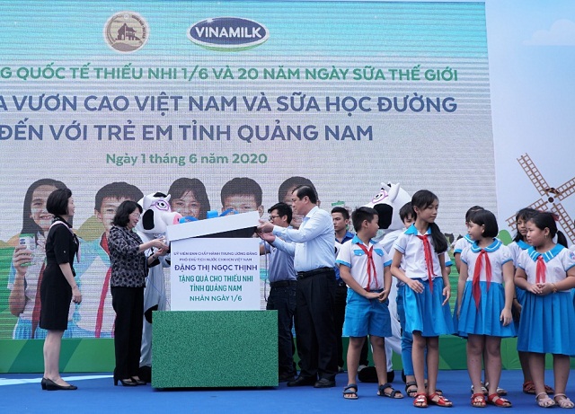 Vinamilk mang niềm vui uống sữa đến với trẻ em Quảng Nam
