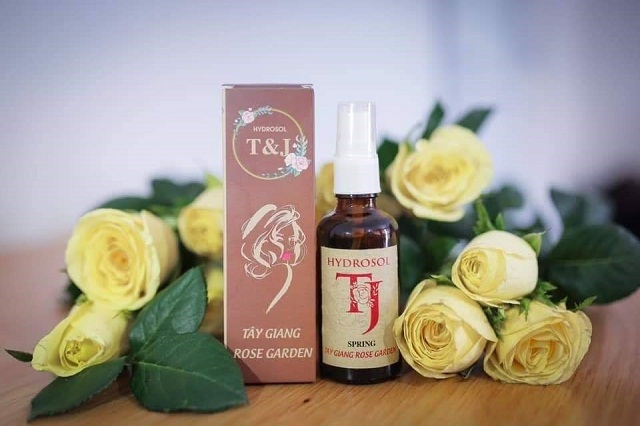 Hoa nở trên đất cằn, người dân vượt nghèo khó