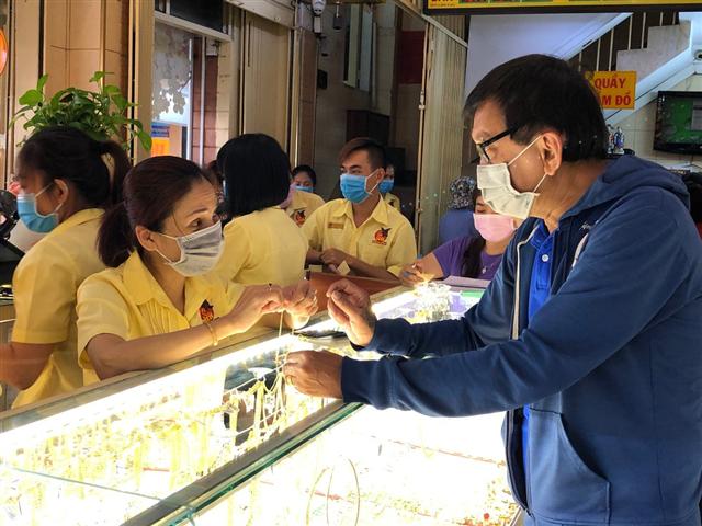 Giá vàng ngày 16/6: Bật tăng mạnh sau đà giảm
