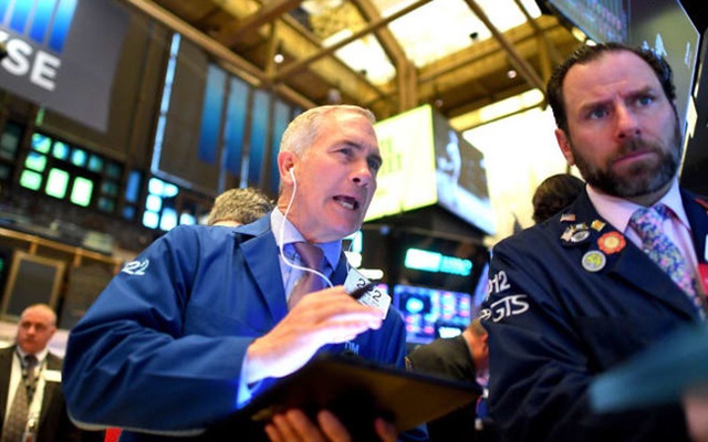 Chứng khoán Mỹ: Dow Jones rớt điểm mạnh, xoá bỏ mức tăng trong tuần