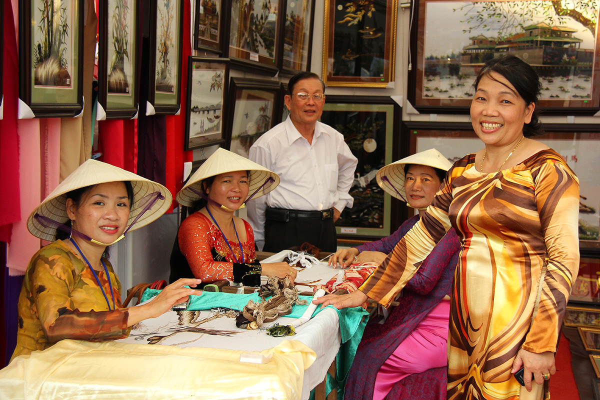 HTX Phú Hoà thêu ước mơ từ tranh