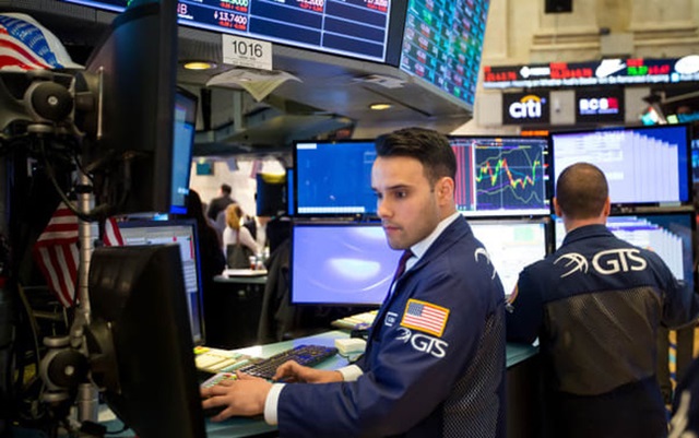 Cổ phiếu công nghệ bán tháo, Dow Jones mất hơn 300 điểm