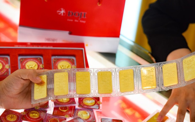 Giá vàng thế giới vượt 1.900 USD/ounce, vàng trong nước giảm mạnh và tuột mốc 55 triệu đồng/lượng
