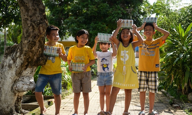 <p class="Normal">
Không riêng gì Trang mà nhiều bạn nhỏ khác cũng hân hoan khi nhận sữa từ chương trình Quỹ sữa Vươn cao Việt Nam và công ty Vinamilk.</p>