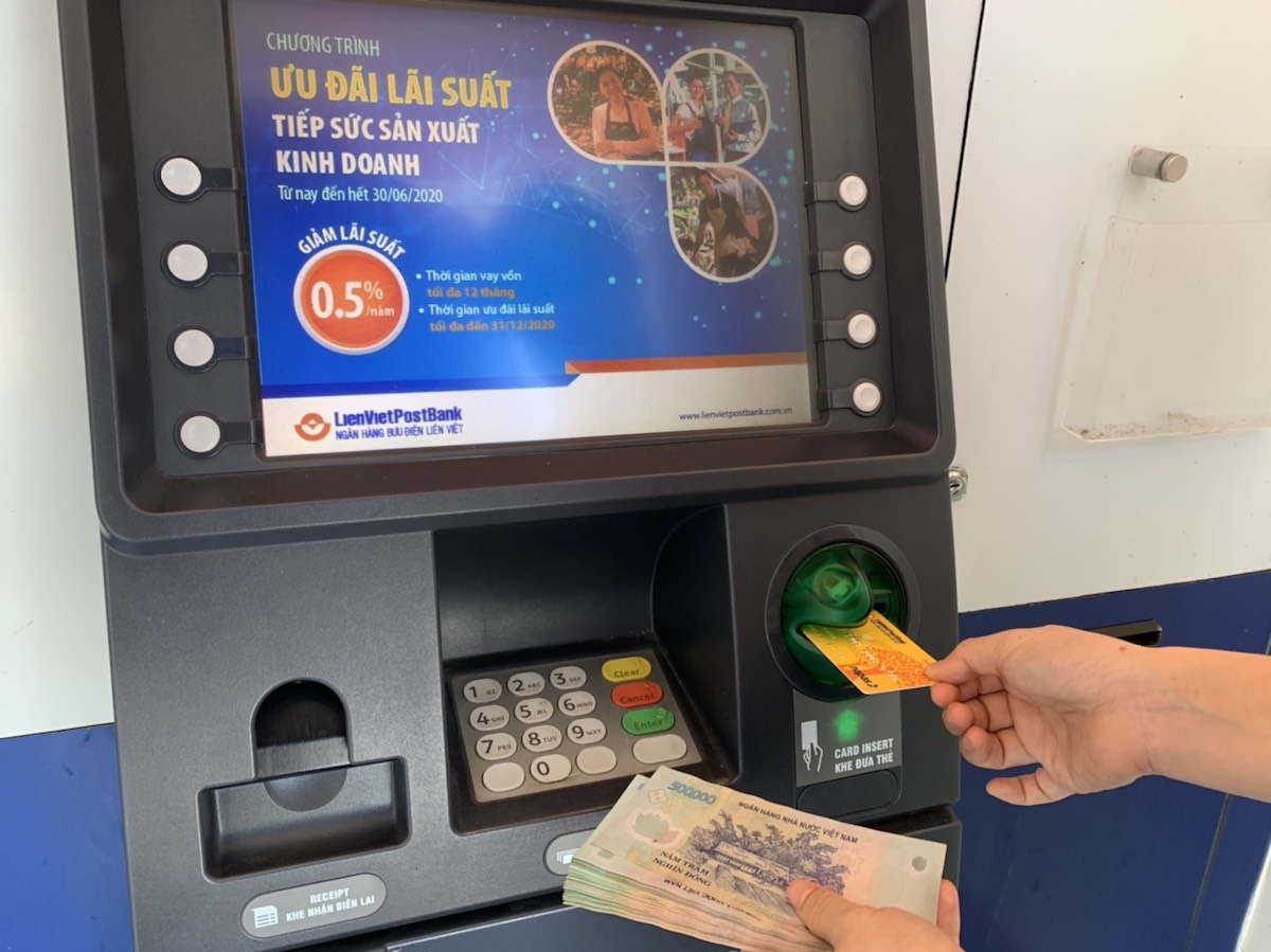 Hàng trăm nghìn người nhận lương hưu, trợ cấp BHXH qua thẻ ATM