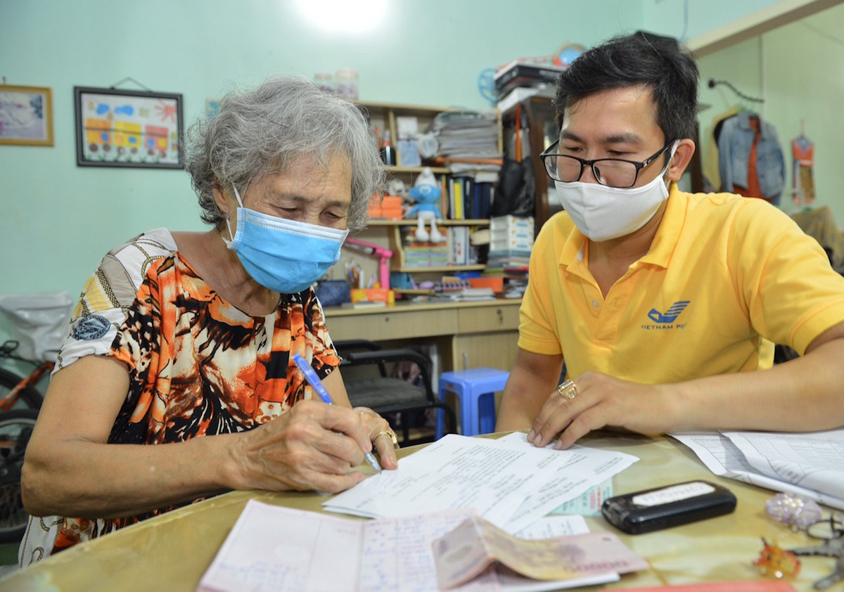 Trả lương hưu, trợ cấp BHXH tại nhà nếu địa phương phải giãn cách xã hội