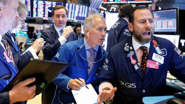 Dow Jones tăng hơn 100 điểm, Apple bứt phá 10% và lập kỷ lục mới