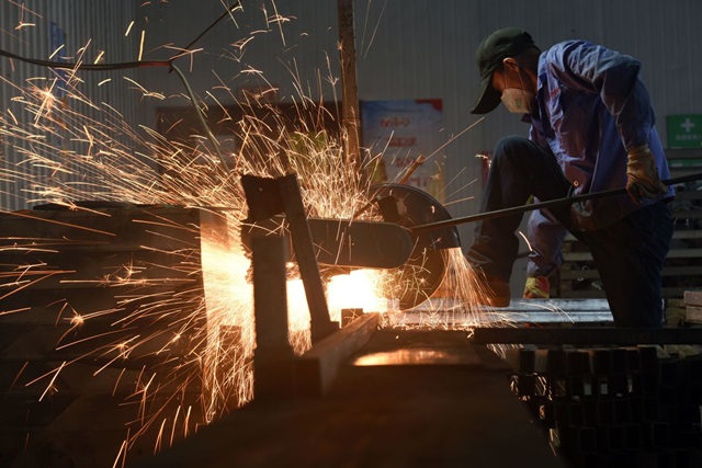 Sản xuất toàn cầu cải thiện, nhưng vắng bóng nhu cầu nước ngoài