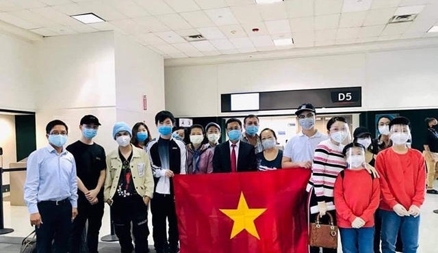 Đưa gần 350 công dân Việt Nam từ Mỹ về nước