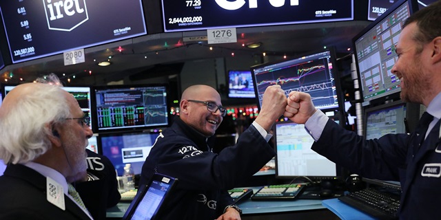 Dow Jones, S&P 500 tăng phiên thứ năm liên tiếp, Nasdaq lần đầu đóng cửa trên 11.000 điểm