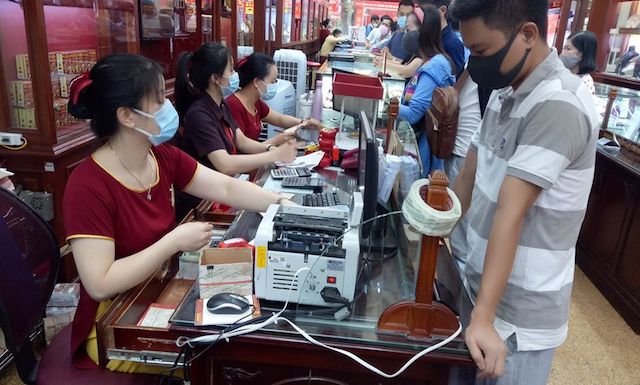 Giá vàng xuống dốc để chờ thời bứt tốc?