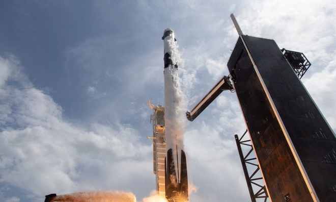 <p class="Normal">
<strong>Tên lửa cất cánh lúc 3:22 chiều EST, sau đó tàu Crew Dragon tách khỏi phần thân của Falcon 9.</strong></p><p class="Normal">Tên lửa Falcon 9 mang sứ mệnh SpaceX Demo-2 của NASA cất cánh từ Cape Canaveral, Florida vào ngày 30 tháng 5 năm 2020. </p>