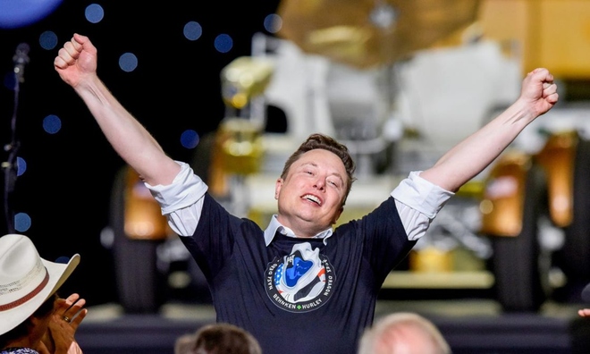 <p class="Normal">
<strong>Tại Trái đất, các nhóm từ SpaceX và NASA đã ăn mừng thành công. Elon Musk nói với các phóng viên: "Tôi thực sự, thực sự rất xúc động".</strong></p><p class="Normal"> </p>