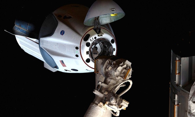 <p class="Normal">
<strong>Ngày hôm sau, Endeavour mở mũi và cập bến vào trạm vũ trụ.</strong></p><p class="Normal">Crew Dragon cập bến Trạm vũ trụ quốc tế vào ngày 31 tháng 5 năm 2020.</p>