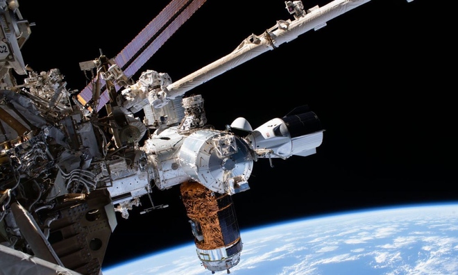 <p class="Normal">
<strong>Tàu vũ trụ cập bến ISS trong hai tháng. Nó được thiết kế để chịu được tới 110 ngày trong môi trường khắc nghiệt của không gian.</strong></p><p class="Normal">Tàu Endeavour Crew Dragon của SpaceX, được chụp bởi các phi hành gia Bob Behnken và Chris Cassidy trong chuyến đi bộ ngoài không gian vào ngày 1 tháng 7 năm 2020. </p>