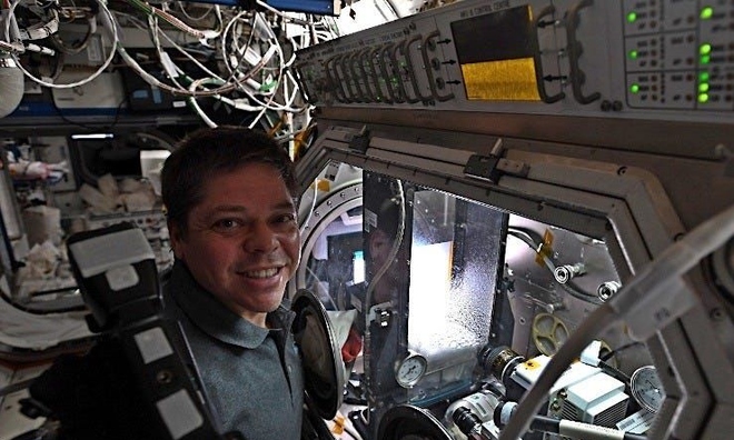 <p class="Normal">
<strong>Khi ở trên ISS, Bob Behnken và Doug Hurley đã làm các thí nghiệm khoa học mà NASA đang tiến hành trong môi trường vi trọng lực.</strong></p><p class="Normal">Bob Behnken đang tiến hành một thí nghiệm về sự hình thành của các giọt nước trong môi trường không trọng lực, thử nghiệm công nghệ vòi hoa sen giúp tiết kiệm nước.</p>