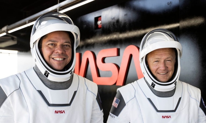 <p class="Normal">
<strong>Bob Behnken và Doug Hurley là những người đầu tiên lái tàu vũ trụ thương mại.</strong></p><p class="Normal">Các phi hành gia NASA Bob Behnken (trái) và Doug Hurley mặc bộ đồ vũ trụ trong một buổi diễn tập trang phục vào ngày 23 tháng 5 năm 2020. </p>