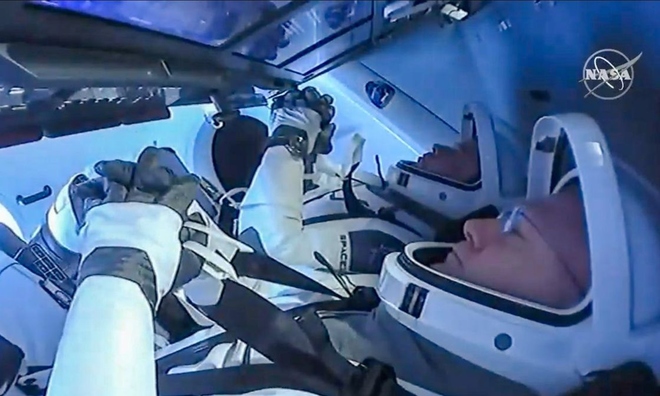 <p class="Normal">
<strong>Sau đó, đến bước cuối cùng của nhiệm vụ Demo-2: trở về nhà. Bob Behnken và Doug Hurley vào lại Crew Dragon hôm thứ Bảy ngày 1 tháng 8 và tách khỏi trạm vũ trụ.</strong></p><p class="Normal">Các phi hành gia NASA Doug Hurley (tiền cảnh) và Bob Behnken trong tàu vũ trụ Crew Dragon "Endeavour"  trở về Trái đất vào ngày 2 tháng 8 năm 2020.  NASA</p>