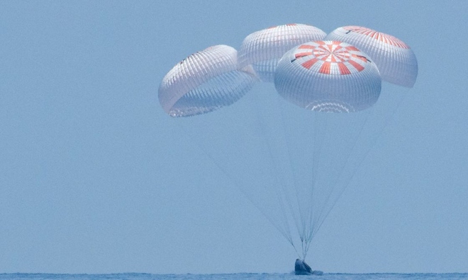 <p class="Normal">
<strong>Vào cuối quá trình hạ cánh của hai phi hành gia, những chiếc dù đã làm chậm quá trình rơi. Con tàu hạ cánh xuống Vịnh Mexico lúc 2:48 chiều EST Chủ nhật, ngoài khơi Pensacola, Florida.</strong></p><p class="Normal">Nhiệm vụ Demo-2 của SpaceX đã đưa hai phi hành gia Bob Behnken và Doug Hurley của NASA trở về Trái đất an toàn từ Trạm Vũ trụ Quốc tế khi hạ cánh xuống Vịnh Mexico vào ngày 2 tháng 8 năm 2020. </p>