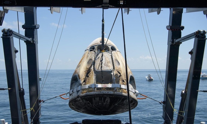 <p class="Normal">
<strong>Các đội cứu hộ của SpaceX và NASA trên tàu cao tốc nhanh chóng kéo "viên nang nướng" lên khỏi mặt nước và đưa các phi hành gia ra khỏi đó.</strong></p><p class="Normal">Tàu cứu hộ SpaceX GO Navigator kéo viên nang Endeavour ra khỏi đại dương vào ngày 2 tháng 8 năm 2020. Nhóm nghiên cứu đã phát hiện một loại khí nguy hiểm xung quanh viên nang được gọi là nitơ tetroxide. Họ đợi nó bay hết trước khi mở nắp tàu vũ trụ.</p>