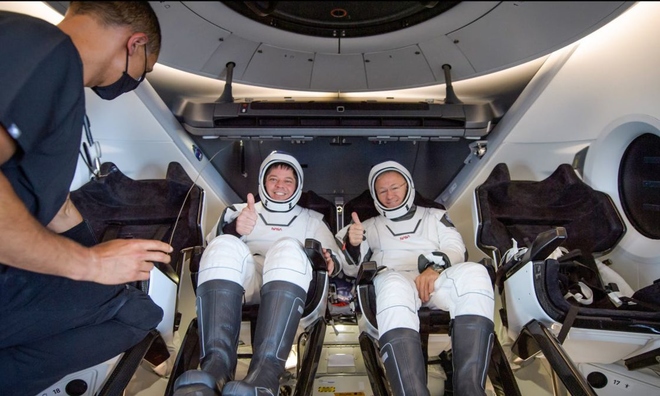 <p class="Normal">
<strong>Đội cứu hộ sau đó đã giúp Bob Behnken và Doug Hurley ra khỏi ghế và lên cáng - một quy trình tiêu chuẩn cho các phi hành gia sau khi hạ cánh - để họ có thể được đánh giá y tế ngay lập tức.</strong></p><p class="Normal">Phi hành gia NASA Bob Behnken (trái) và Doug Hurley bên trong tàu vũ trụ Crew Dragon Endeavour của SpaceX trên tàu trục vớt ngay sau khi nó rơi xuống Vịnh Mexico vào ngày 2 tháng 8 năm 2020.  </p><p class="Normal">Hai phi hành gia vẫn ổn nhưng họ phải vật lộn để đứng. Điều này là bình thường đối với các phi hành gia ISS, vì cơ thể của họ đã quen với việc trôi nổi trong không gian và đột nhiên phải làm việc nhiều hơn để chống lại lực hấp dẫn của Trái đất. </p>