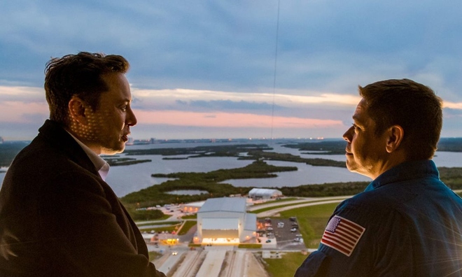<p class="Normal">
<strong>Behnken và Hurley đã làm việc với SpaceX được 5 năm trong khuôn khổ Chương trình Phi hành đoàn Thương mại của NASA.</strong></p><p class="Normal">Elon Musk (trái) trò chuyện với Bob Behnken về Cấu trúc Dịch vụ Cố định tại Khu Liên hợp Khởi động 39A tại Trung tâm Vũ trụ Kennedy, Fla., Ngày 1 tháng 3 năm 2019. </p>