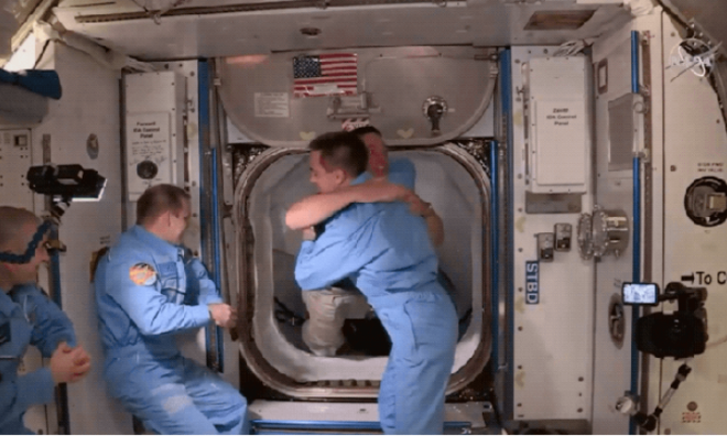 <p class="Normal">
<strong>Sau thủ tục mở cửa sập kéo dài khoảng hai giờ, Bob Behnken và Doug Hurley đã được đưa vào ISS.</strong></p><p class="Normal">Những người đồng đội mới của họ - phi hành gia NASA Chris Cassidy và các phi hành gia người Nga Anatoly Ivanishin và Ivan Vagner - đã chờ sẵn để chào đón.</p>