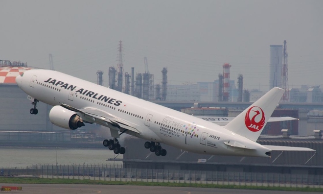 <p class="Normal">
<strong>Japan Airlines - lỗ 746 triệu euro chỉ trong quý 2</strong></p><p class="Normal">Hãng hàng không thứ hai của Nhật Bản Japan Airlines (JAL) cũng báo cáo mức lỗ ròng kỷ lục trong quý đầu tiên của năm 2020-2021, mức lỗ nặng nhất kể từ khi công ty trở lại thị trường chứng khoán vào năm 2012. Nó lên tới 93,7 tỷ yên trong giai đoạn từ tháng 4 đến tháng 6, tương đương khoảng 746 triệu euro theo tỷ giá hối đoái hiện tại, so với lợi nhuận ròng 13 tỷ yên trước đó.</p><p class="Normal">Hiện tại, công ty không muốn mạo hiểm đưa ra các dự báo hàng năm khi đối mặt với những bất ổn liên quan đến sự tiến triển của đại dịch COVID-19.</p><p class="Normal">Hãng hàng không đứng đầu Nhật Bản, ANA, cũng ghi nhận khoản lỗ ròng kỷ lục 108,8 tỷ yên trong quý đầu tiên của năm 2020-2021, tương đương 864 triệu euro. Hãng cũng hạn chế công bố các dự báo trong thời gian còn lại của năm.</p>