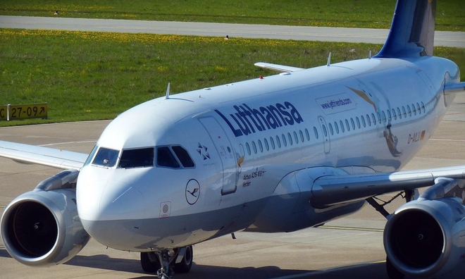 <p class="Normal">
<strong>Lufthansa - 3,6 tỷ euro lỗ trong nửa năm và dự kiến cắt 22.000 việc làm </strong></p><p class="Normal">Hãng hàng không của Đức, với lượng hành khách giảm 96% từ tháng 4 đến tháng 6, ghi nhận khoản lỗ ròng 3,6 tỷ euro trong nửa đầu năm, trong đó 1,5 tỷ của quý thứ hai. Mặc dù chính phủ Đức đã trở thành cổ đông lớn nhất trong gói cứu trợ trị giá 9 tỷ euro nhưng Lufthansa vẫn dự kiến sẽ cắt giảm 22.000 việc làm toàn thời gian tương đương tăng năng suất 15% thông qua một chương trình tiết kiệm lớn.</p><p class="Normal">Phi đội 760 máy bay của hãng sẽ giảm hơn một trăm máy bay và 20% vị trí quản lý sẽ bị cắt giảm. Việc cắt giảm lương là “phi thực tế ở Đức" và cũng nhằm mục tiêu tránh sa thải nên việc cắt giảm chủ yếu thông qua nghỉ hưu sớm, rời đi tự nguyện hoặc làm thêm. Hãng cho biết đã có 8.000 nhân viên rời khỏi tập đoàn, chủ yếu ở các quốc gia ngoài Đức.</p>