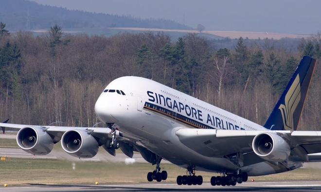 <p class="Normal">
<strong>Singapore Airlines - lỗ lịch sử 1,15 tỷ euro trong nửa năm</strong></p><p class="Normal">Trong quý đầu tiên của năm tài chính 2020-2021, Singapore Airlines lỗ kỷ lục 1,12 tỷ đô la Singapore, tương đương khoảng 693 triệu euro, so với lợi nhuận ròng năm trước là 68,61 triệu euro. </p><p class="Normal">Trong khoảng thời gian từ tháng 1 đến tháng 3, công ty đã lỗ 452,31 triệu euro, tức là hơn 1,15 tỷ euro thua lỗ trong sáu tháng đầu năm 2020. </p><p class="Normal">Để đối phó với những khó khăn tài chính của mình, Singapore Airlines cho biết họ đã huy động được 11 tỷ đô la Singapore, tương đương khoảng 6,8 tỷ euro.</p>